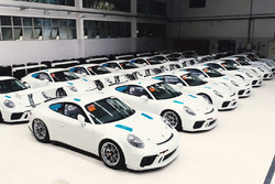Carros novos na sede da Porsche Cup
