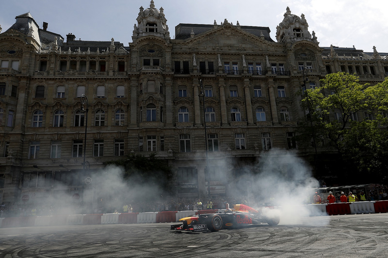 Max Verstappen, Red Bull Racing, за кермом