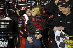 1. Austin Dillon, Richard Childress Racing Chevrolet Camaro, mit Ehefrau Whitney Ward