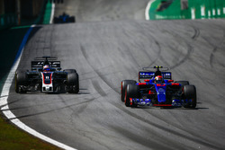 Pierre Gasly, Scuderia Toro Rosso STR12, passes Romain Grosjean, Haas F1 Team VF-17