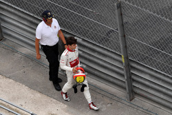 Uitvaller Charles Leclerc, Sauber loopt terug naar de pits