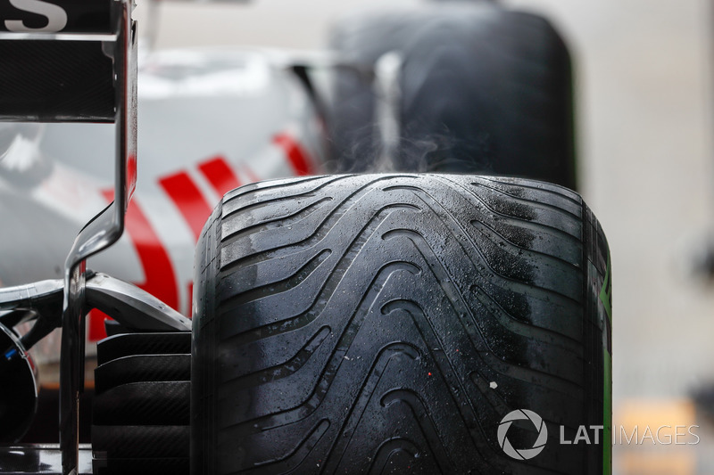 Пар от шин автомобиля VF-18 Кевина Магнуссена, Haas F1 Team
