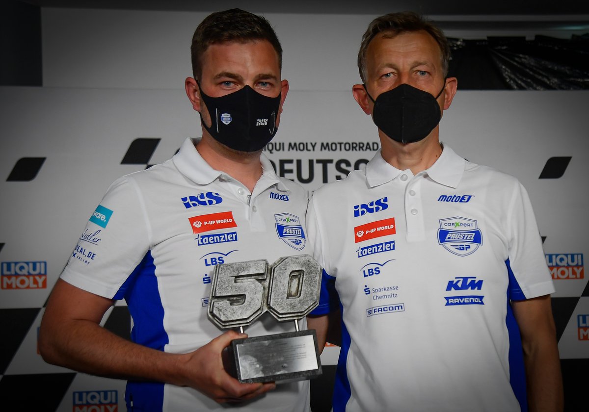 Managing Director PruestelGP, Florian Pruestel dan Pemilik Tim, Ingo Pruestel dengan trofi yang menandai dipensiunkannya nomor #50 dari kelas Moto3