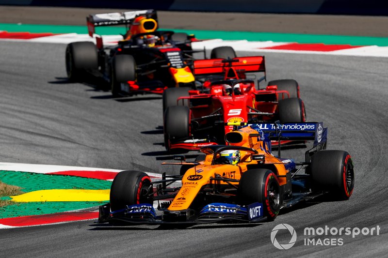 Ландо Норріс, McLaren MCL34, попереду суперників