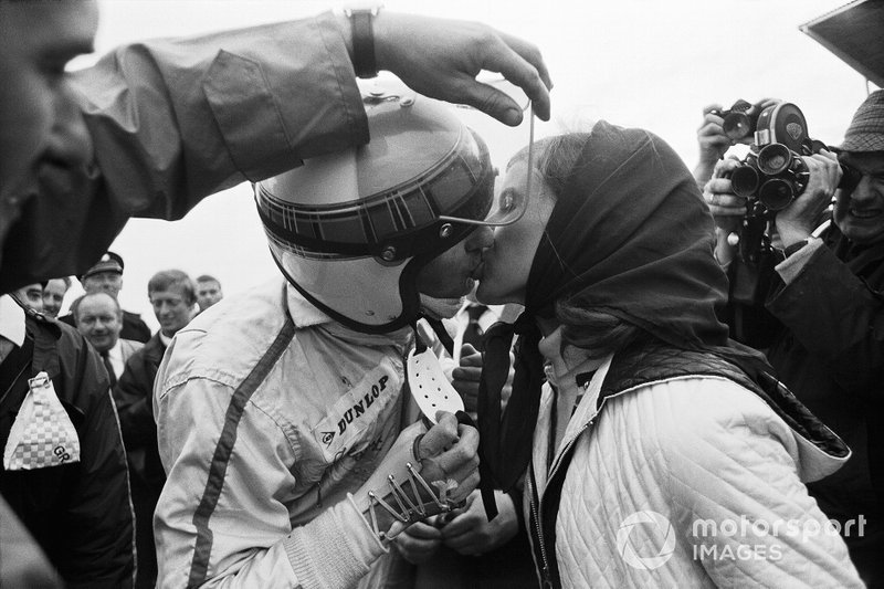 Jackie Stewart krijgt na zijn overwinning op Zandvoort in '68 een kus van zijn vrouw Helen.