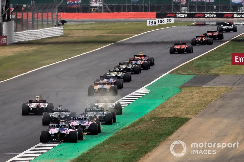 Romain Grosjean e Kevin Magnussen si toccano con le Haas, seguiti da Sergio Perez e Lance Stroll, con le Racing Point