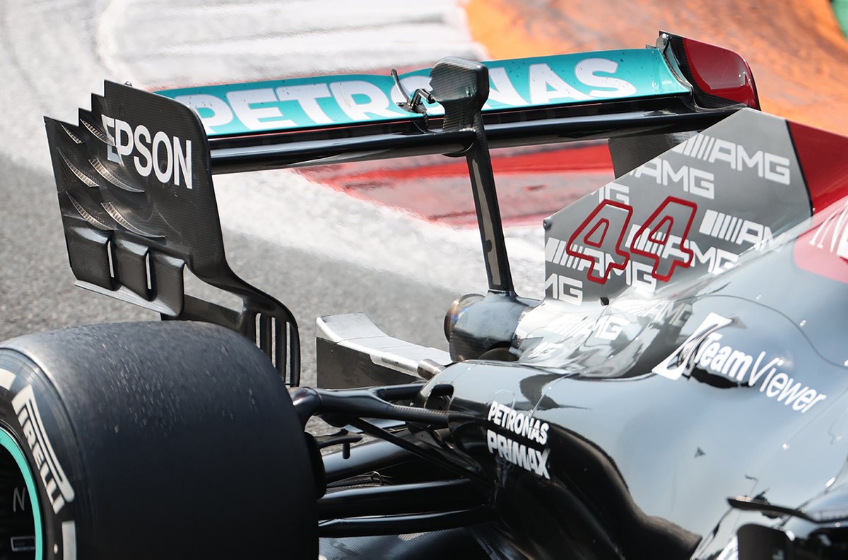 Lewis Hamilton, detalle del alerón trasero del Mercedes W12