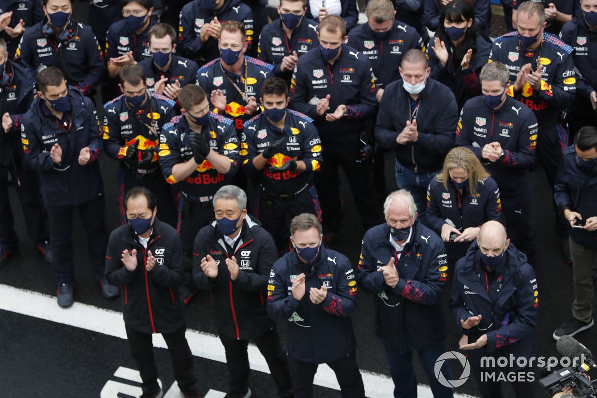 Toyoharu Tanabe, F1 Direktur Teknik, Honda, Masashi Yamamoto, General Manager, Honda Motorsport, Christian Horner, Principal, Red Bull Racing, Helmut Marko, Konsultan, Red Bull Racing, Adrian Newey, Chief Technical Officer, Red Bull Racing, dan tim Red Bull berkumpul untuk seremoni podium