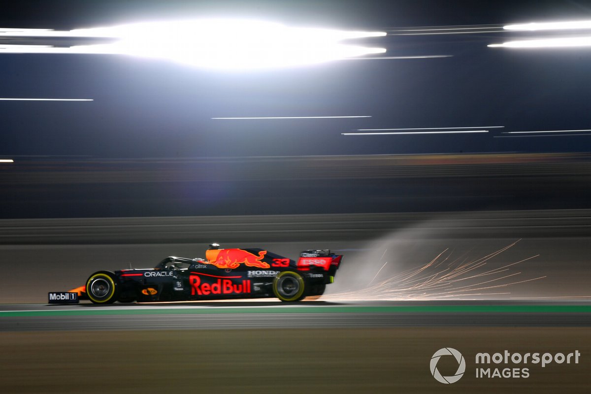 Искры за машиной Макса Ферстаппена, Red Bull Racing RB16B