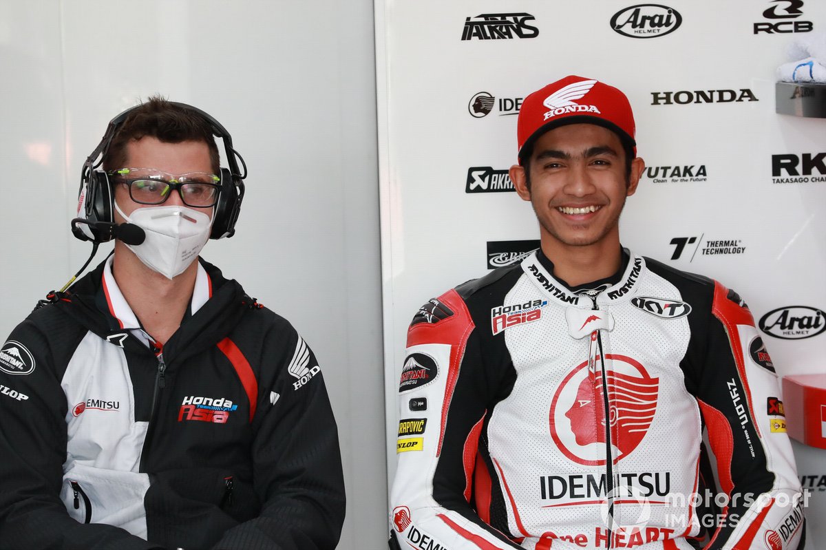 Andi Farid Izdihar (kanan) mungkin bisa lebih baik jika diberi kesempatan sekali lagi turun di Moto2.
