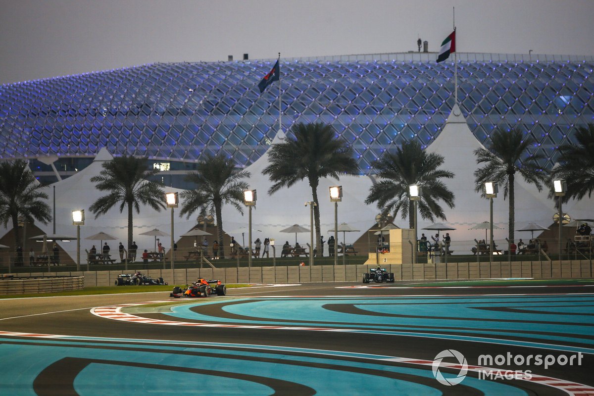 Max Verstappen, Red Bull Racing RB16, Valtteri Bottas, Mercedes F1 W11, y Lewis Hamilton, Mercedes F1 W11