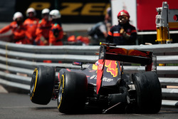 Max Verstappen, Red Bull Racing RB12 schiantato fuori gara