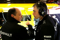 Nick Chester, Renault Sport F1 Team Chassis Technical Director e Frederic Vasseur, Renault Sport F1 Team Racing Director