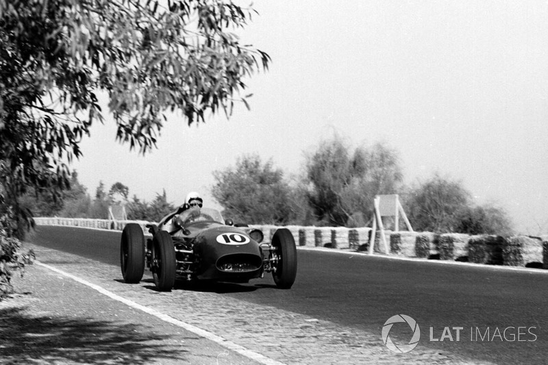 Roy Salvadori in de Aston Martin DBR4