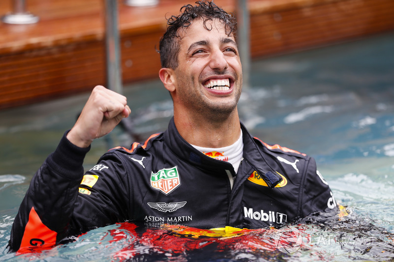 Yarış galibi Daniel Ricciardo, Red Bull Racing, Red Bull Energy Station havuzuna atlıyor