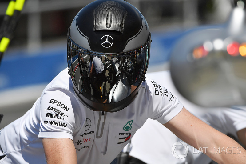 Mecánico de Mercedes AMG F1