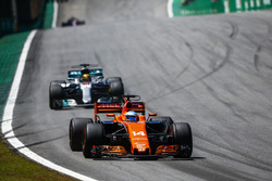 Fernando Alonso, McLaren MCL32, Lewis Hamilton, Mercedes AMG F1 W08