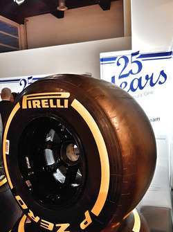 Sauber F1 Team bei der Auto Zürich am 1. November, Pirelli-Reifen