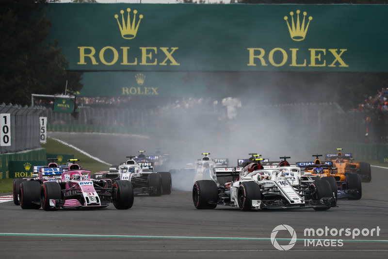 Шарль Леклер, Sauber C37, попереду суперників