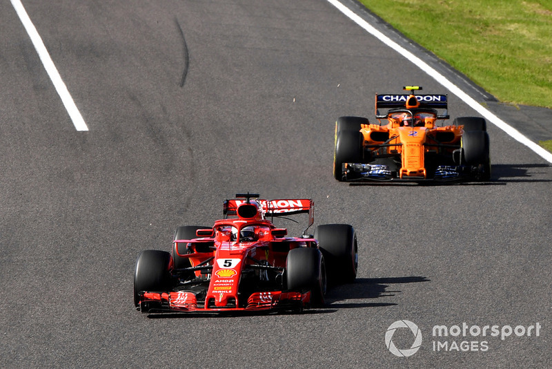 Sebastian Vettel, con la Ferrari SF71H menomata dopo l'urto con Verstappen