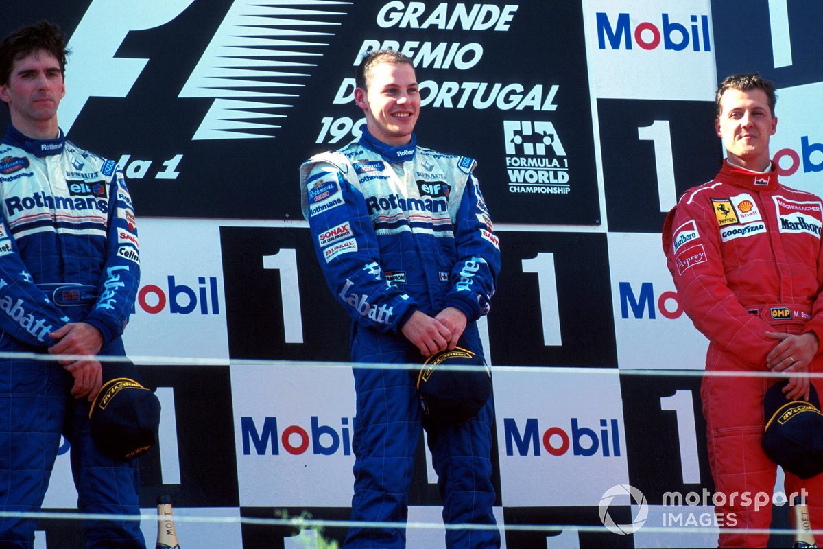 Podium: Runner-up Damon Hill, Williams, pemenang Jacques Villeneuve, dan posisi ketiga Michael Schumacher, Ferrari