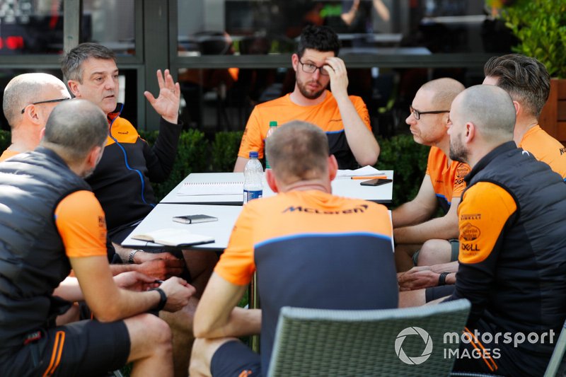 Miembros del equipo McLaren en junta en Australia.