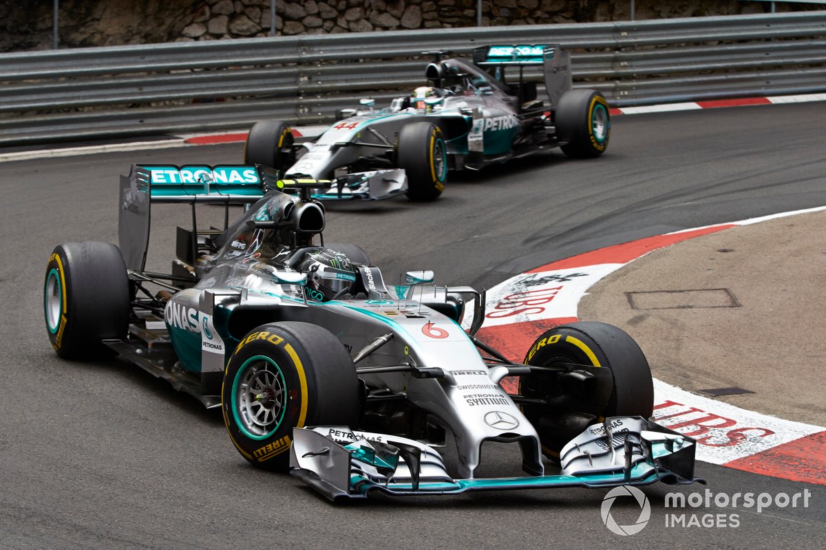 Nico Rosberg, Mercedes F1 W05 Hybrid, berada di depan rekan setimnya, Lewis Hamilton, Mercedes F1 W05, pada lomba GP Monaco 2014.