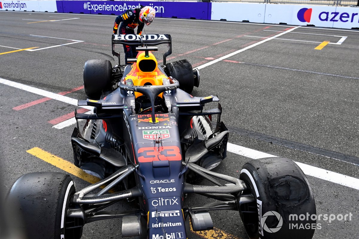 Max Verstappen, Red Bull Racing RB16B, na een crash in Baku