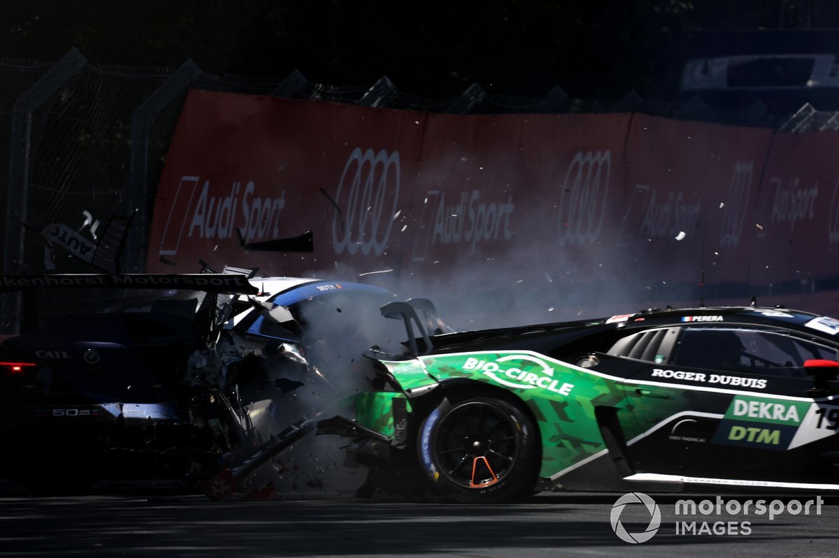 Esteban Muth en invaller Franck Perera crashen tijdens de eerste DTM-race op de Norisring.