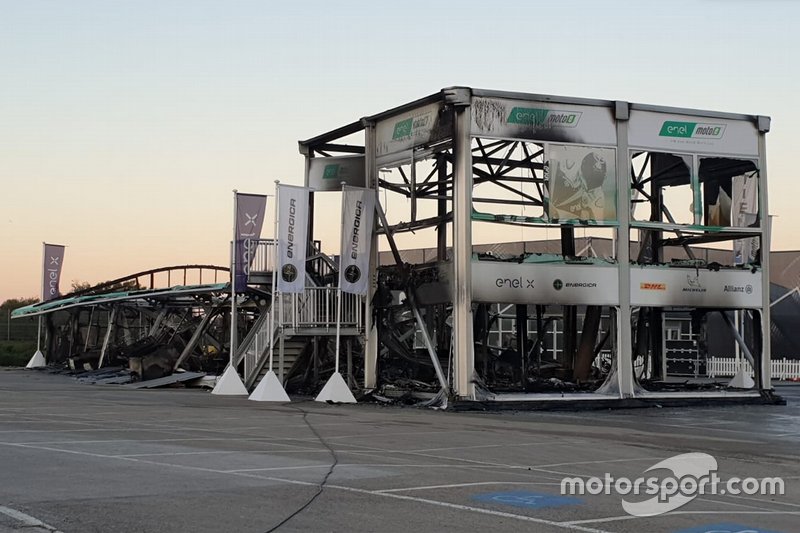 Brand in de paddock van het Jerez Circuit