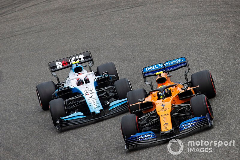 Lando Norris, McLaren MCL34, przed Robertem Kubicą, Williams FW42 - GP Chin 2019