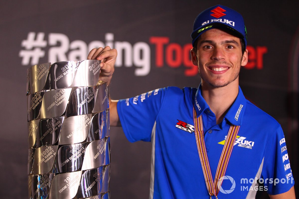 World Champion Joan Mir, Team Suzuki MotoGP dengan trofinya