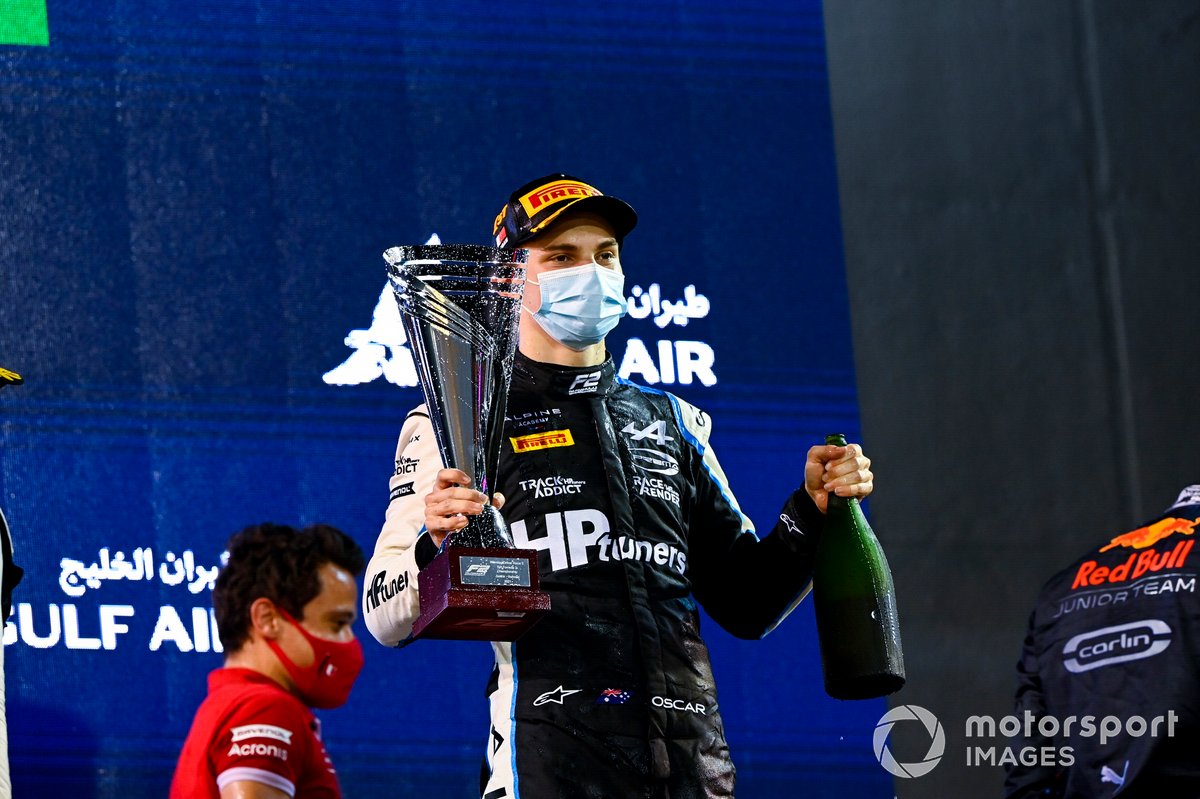 Oscar Piastri, Prema Racing, posisi pertama, dengan trofinya