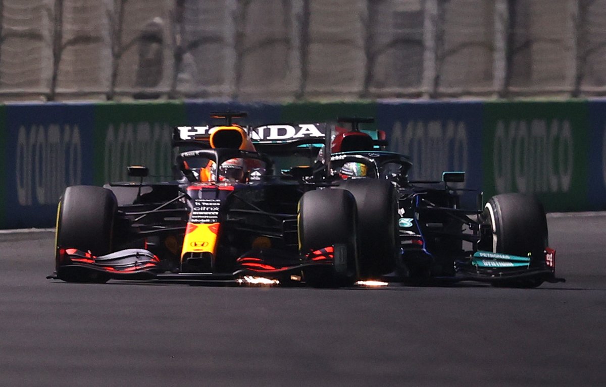 Lewis Hamilton, Mercedes, saat menabrak Max Verstappen, Red Bull Racing di F1 GP Arab Saudi 2021.