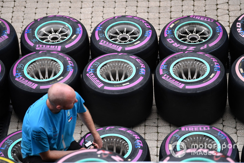 Meccanico della Mercedes con le gomme Hypersoft della Pirelli