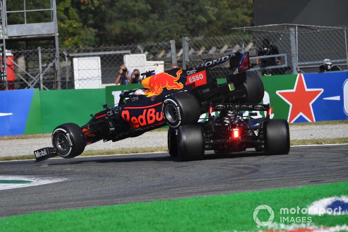 Столкновение: Макс Ферстаппен, Red Bull RB16B, Льюис Хэмилтон, Mercedes W12