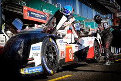 #8 Toyota Gazoo Racing Toyota TS050: Fernando Alonso, en the pit lane