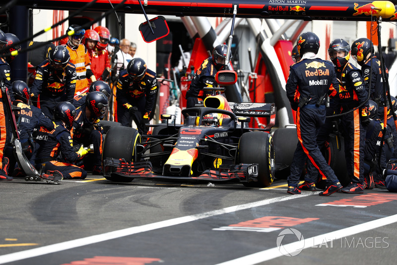 Daniel Ricciardo, Red Bull Racing RB14, pitstop