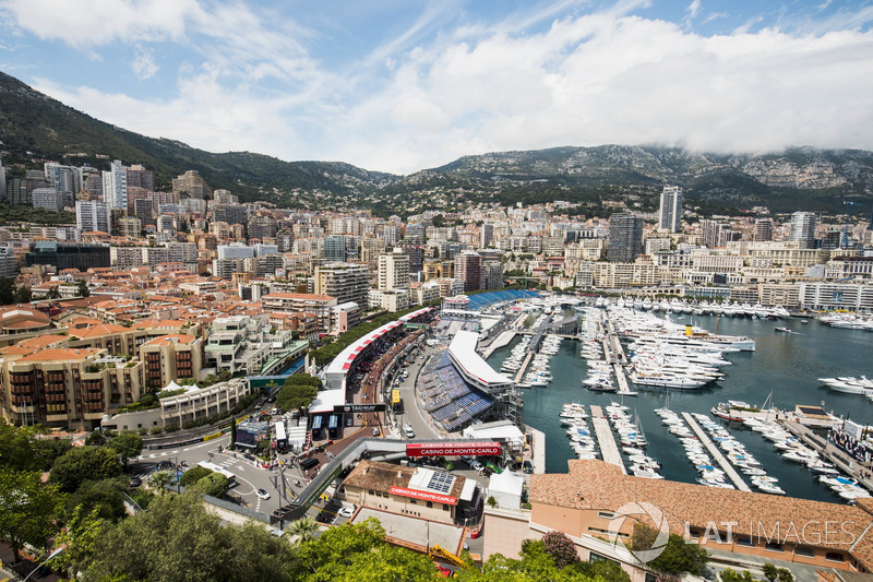 Panoramica della pista e del porto