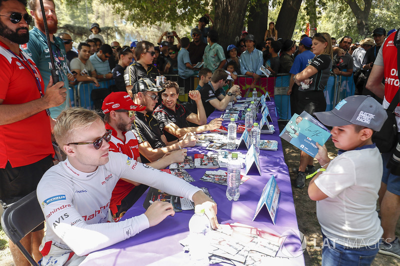 Felix Rosenqvist, Mahindra Racing sesión de autógrafos