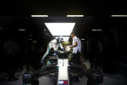 Valtteri Bottas, Mercedes AMG F1, sale sulla sua monoposto