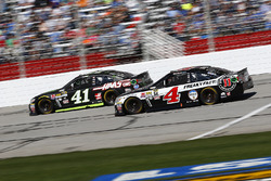 Kurt Busch, Stewart-Haas Racing Chevrolet; Kevin Harvick, Stewart-Haas Racing Chevrolet