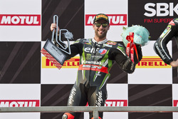 Il secondo Tom Sykes, Kawasaki Racing Team, sul podio