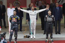 Podium: Sieger Lewis Hamilton, Mercedes AMG F1, 2. Daniel Ricciardo, Red Bull Racing; 3. Sergio Pere