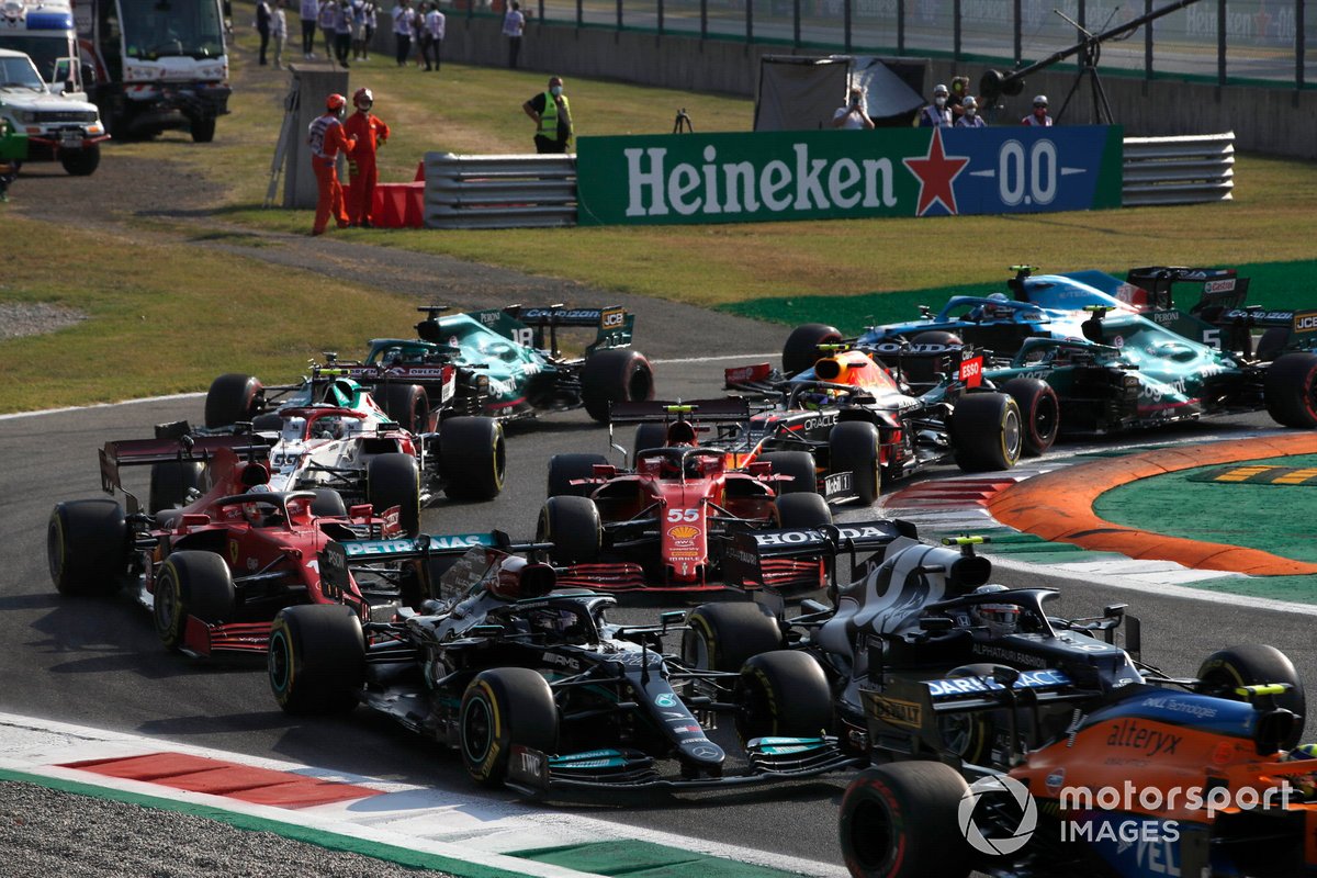 Lando Norris, McLaren MCL35M, Pierre Gasly, AlphaTauri AT02, Lewis Hamilton, Mercedes W12, Carlos Sainz Jr., Ferrari SF21, Charles Leclerc, Ferrari SF21, and the remainder of the field at the start