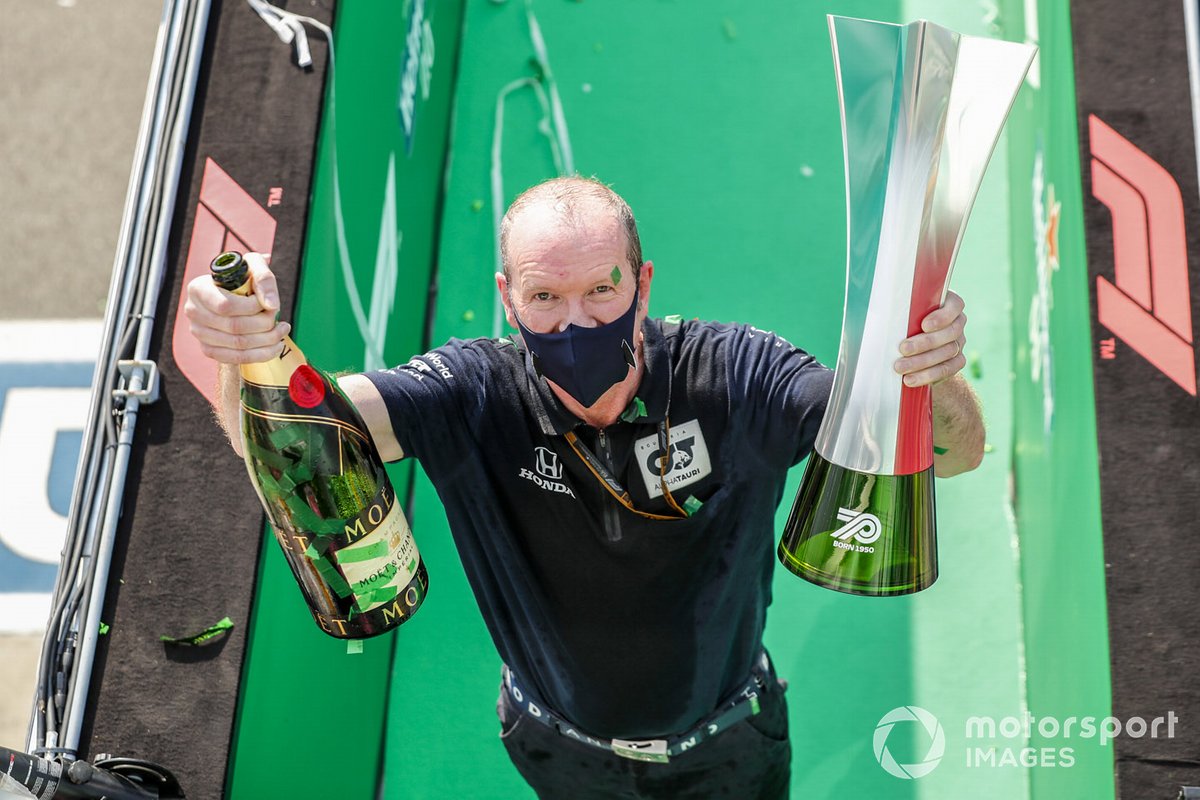 Graham Watson Team Manager, AlphaTauri sur le podium reçoit le trophée