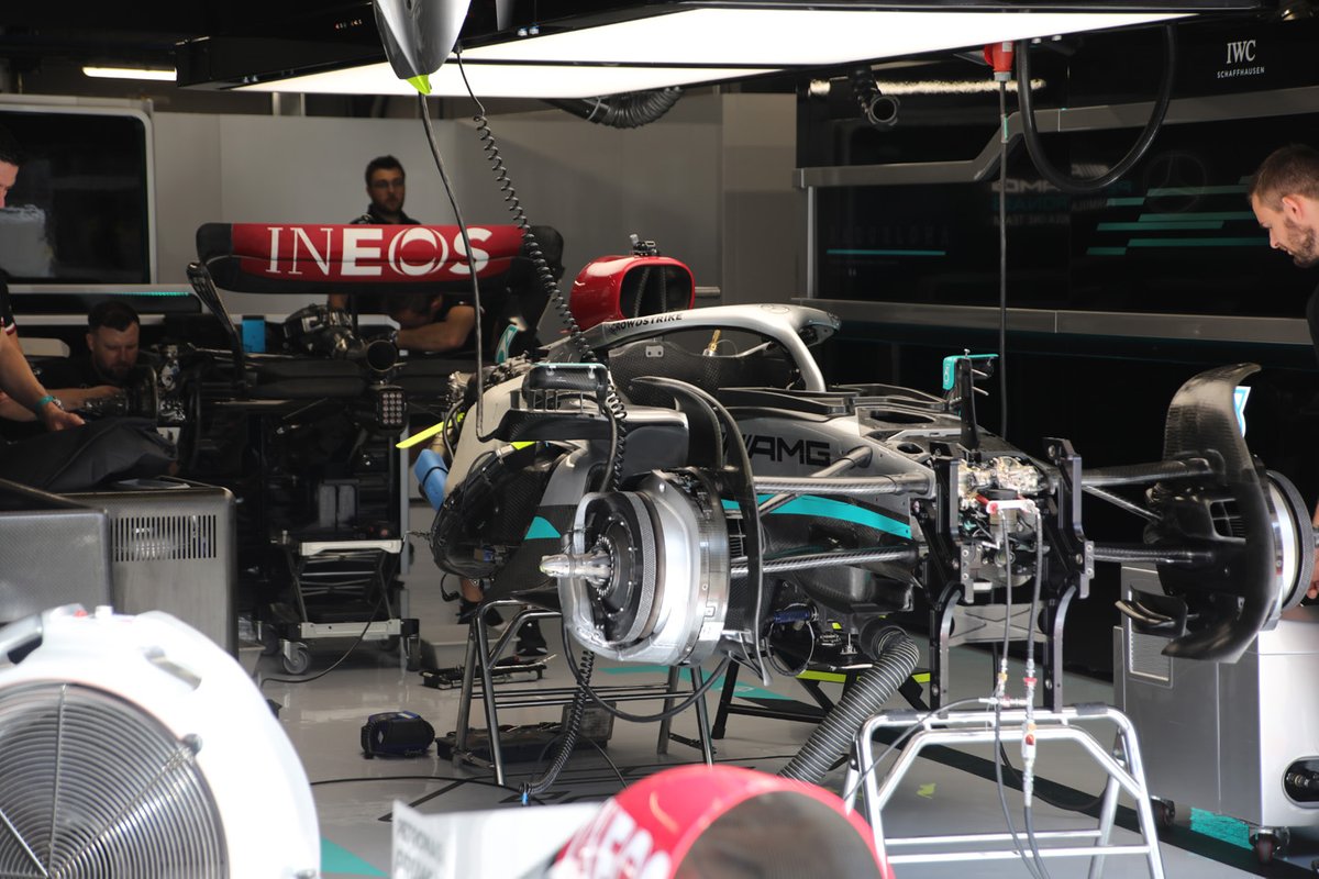 Mercedes W13 en el garaje