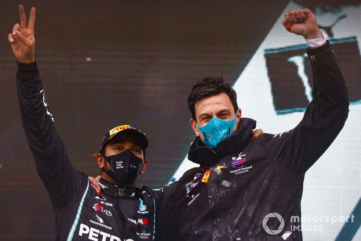 Le vainqueur Lewis Hamilton, Mercedes-AMG F1, et Toto Wolff, Directeur Exécutif, Mercedes AMG, fêtent sur le podium