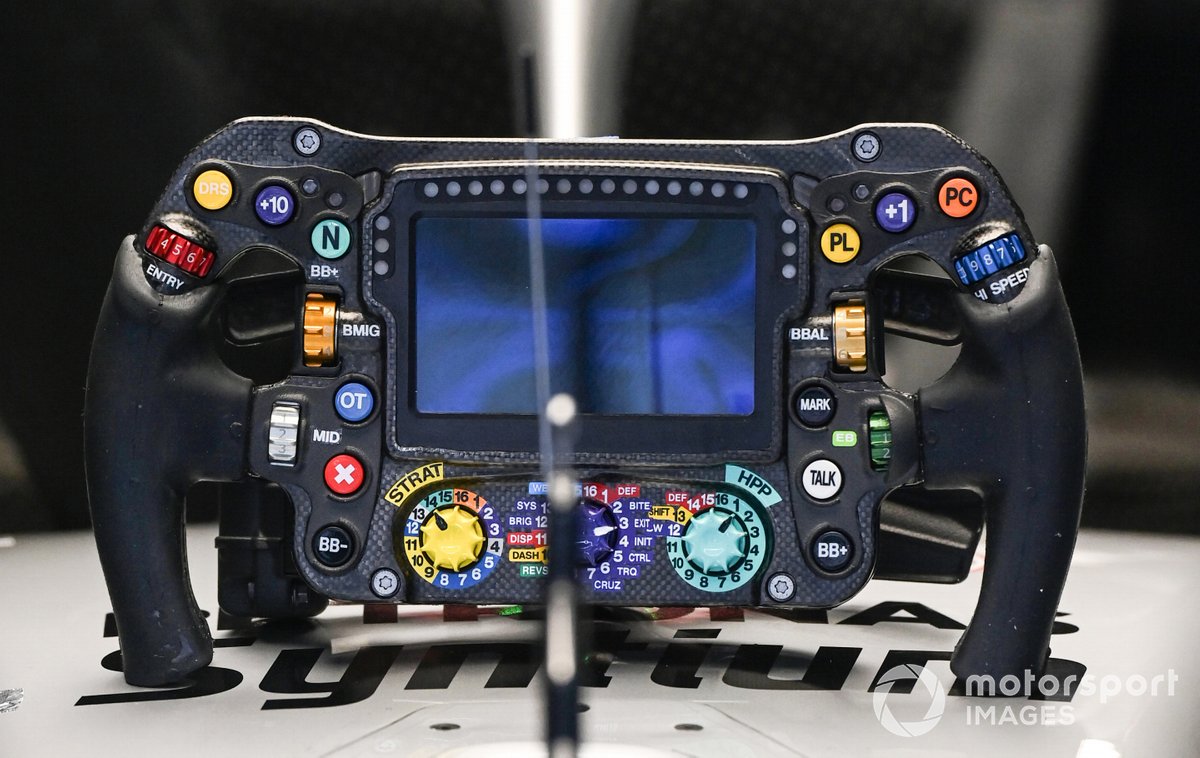 El volante del Mercedes W13