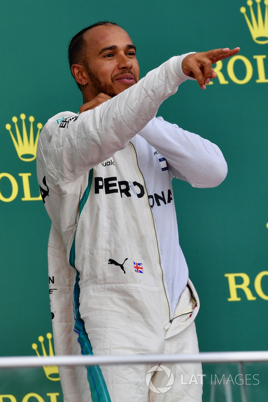 Переможець гонки Льюіс Хемілтон, Mercedes-AMG F1, святкує подіум